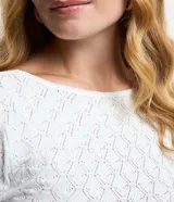 Blusa de manga larga, color blanco, con cuello redondo y textura de punto calado con diseño geométrico.