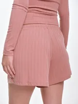 Short de dormir de punto pointelle color blanco, con cintura elastizada y cordón de ajuste frontal.