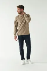 Remera de hombre color beige, de manga larga con puño, escote redondo y bolsillo en el pecho.