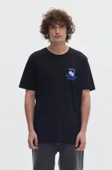Remera negra con efecto lavado y estampa pequeña en el pecho.