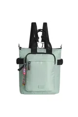 Mochila convertible a bolso color verde menta, con detalles en negro. Cuenta con compartimento principal con cierre, bolsillo frontal con cierre, correas ajustables y manijas superiores. Incluye un colgante decorativo en el cierre frontal.