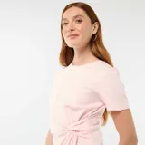 Vestido corto rosado de manga corta y cuello redondo, con diseño ajustado y detalle de nudo drapeado en el lateral de la cintura.