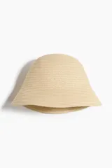 Sombrero de paja de papel trenzada con diseño de ala inclinada y cinta antitranspirante de grosgrain.