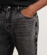 Bermuda masculina de corte recto confeccionada en denim de algodón, con cintura fija, trabillas para cinturón, cierre tradicional y bolsillos laterales y traseros.