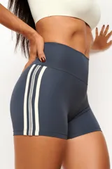 Short Everylift de entrenamiento color azul marino, de tiro alto, confeccionado en poliamida y elastano. Presenta diseño ajustado, sin costura frontal y tiras laterales verticales en color blanco a contratono.