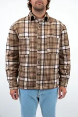 Camisa leñadora marrón a cuadros con forro de corderito sintético, cierre con botones y dos bolsillos frontales con tapa.