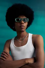 Lentes de sol rectangulares color verde agua con protección UV.