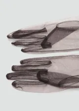 Guantes largos de tela de tule semitransparente en color negro, con diseño ajustado y acabado delicado.
