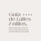 Anillo de plata 925 con diseño de sello cuadrado y detalles estriados en los laterales.
