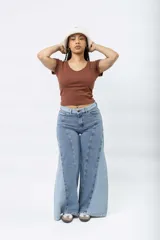 Jean wide leg azul claro con paneles de mezclilla de diferentes tonos y costuras diagonales.