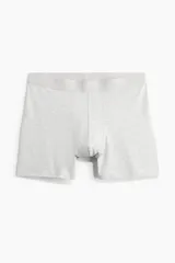 Pack de tres calzoncillos tipo trunk en punto elástico color gris melange, con costuras planas, cintura elástica y parte delantera forrada.