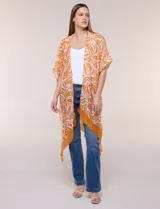 Kimono de gasa ligera con diseño estampado en tonos naranja y blanco, corte amplio y abierto al frente, mangas cortas integradas y detalle de borlas en el ruedo asimétrico.