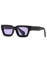 Lentes de sol negros con forma rectangular y lentes color lila.
