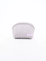 Necesser acolchado color lila con cierre superior y etiqueta con el logo de la marca en el frente.