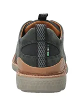 Zapato híbrido color gris con capellada de cuero y tejido. Su planta con tecnología Honey Foam entrega excelentes propiedades de liviandad, flexibilidad y amortiguación al caminar, prolongando la comodidad durante todo el día, absorbiendo el impacto de cada pisada.