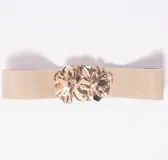 Cinto elástico color dorado con hebilla metálica grande en forma de flor.