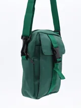 Bandolera verde con correa regulable y cierre con hebilla plástica.