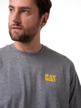 Remera gris melange de manga corta con cuello redondo, confeccionada en mezcla de algodón y poliéster reciclado. Cuenta con el logo pequeño de la marca Cat estampado en amarillo en el lado izquierdo del pecho.