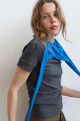 Camiseta de cuello redondo y manga corta, con corte regular fit.