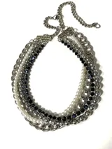 Gargantilla multicapa compuesta por una combinación de cadenas de acero, perlas de vidrio, cristales checos y perlas de hematite.