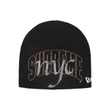 Gorro de lana tipo beanie color negro, con diseño bordado y apliques de strass formando el logo de la marca Supreme en el frente. Cuenta con el logo de New Era bordado en el lateral.