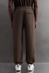 Pantalón jogger relaxed fit de Zara Athleticz confeccionado en tejido de algodón color marrón, con cintura elástica ajustable mediante cordón en contraste, bolsillos laterales y bajo con puño elástico.