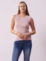 Musculosa de tejido acanalado marca Tahari, con cuello a la base y diseño sin mangas.