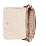 Cartera tipo bandolera Guess modelo Viviette, color beige con estampado de monograma de la marca. Presenta solapa frontal con logo triangular metálico, correa de hombro ajustable de tela y herrajes plateados.