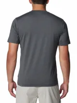 Remera técnica de cuello redondo para hombre, color gris oscuro jaspeado, con logo de la marca estampado en el pecho. Cuenta con tecnología de absorción de humedad y protección solar.