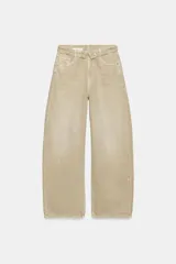 Jeans estilo cargo o wide leg de tiro medio con lavado desgastado, diseño de cinco bolsillos y cinturilla doblada con trabillas.