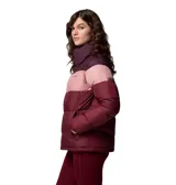 Campera puffer acolchada Columbia modelo Puffect II Colorbloc, con diseño de bloques de color en tonos bordó y rosado, cuello alto, cierre frontal completo y bolsillos laterales con cierre.