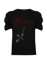 Remera negra de tejido de punto con estampado frontal de la palabra 'Glamour' y dos labiales. Tiene escote redondo, hombros fruncidos abullonados y mangas cortas.