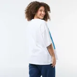 Camiseta blanca de corte oversize y manga corta con diseño estampado de rayas verticales celestes, tomates y la inscripción 'Tomato Club'.