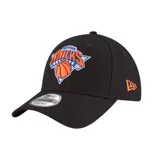 Gorra New Era modelo 9Forty de los New York Knicks, color negro con visera curva, cierre ajustable y logotipo bordado del equipo en el frente en tonos naranja, azul y blanco.