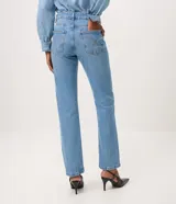Pantalón de jeans premium azul oscuro de corte recto y cintura media, con bolsillos funcionales, trabillas para cinturón y costuras visibles a contratono. Confeccionado por Marfinno.
