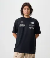 Remera negra de corte relaxed, con cuello redondo, mangas cortas y estampas localizadas de estilo automovilístico en el pecho y las mangas.