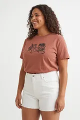 Short negro de tiro alto con diseño clásico, bolsillos y terminación desmechada en el ruedo.