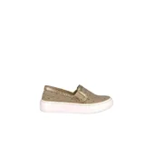 Zapatilla tipo pancha color beige con perforaciones, elástico bilateral y suela blanca.