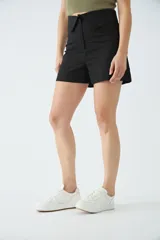 Short de vestir tiro alto con diseño de solapa en la cintura, corte recto y cierre frontal con cremallera y botón.