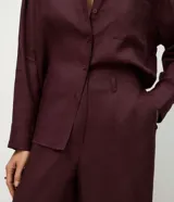 Pantalón de corte recto confeccionado en lino, con cintura elástica y trabillas para cinturón. Presenta un diseño fluido y elegante, ideal para un look sofisticado y cómodo.