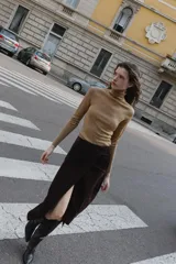 Jersey de punto fino confeccionado en lana, con cuello subido y manga larga, de diseño básico y ajustado.