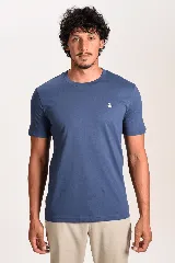 Remera de manga corta color azul, con cuello redondo y logo de la marca bordado en el pecho.