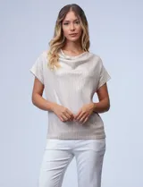 Blusa de mujer Cable & Gauge color beige claro, confeccionada en tejido lurex con textura plisada vertical. Presenta un escote drapeado tipo cuello volcado y mangas cortas.