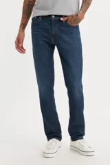 Pantalón de jean azul oscuro, corte slim fit.
