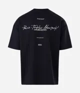 Remera de corte oversized color bordó, con cuello redondo y manga corta. Presenta un estampado en la espalda con lettering manuscrito que incluye las ciudades Paris, Tokyo y New York, junto con detalles tipográficos adicionales.