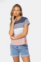 Remera de manga corta con cuello redondo y botones personalizados. Diseño a rayas horizontales en azul, blanco y rosa.