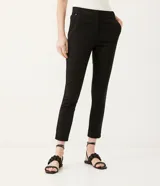 Pantalón de vestir rojo con corte cigarette, bolsillos delanteros y aberturas laterales en el ruedo.