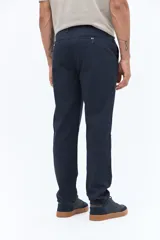 Pantalón chino clásico color beige, con textura, corte regular y pasacinto.