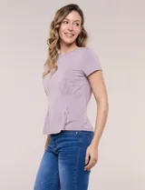 Remera básica de manga corta y cuello redondo, color beige, con detalle de alforzas verticales en el frente que aportan estructura.