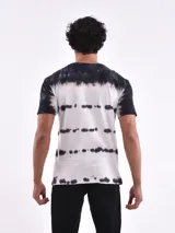 Remera blanca con efecto tie-dye negro y texto "Overthinking Kills" estampado en el pecho.